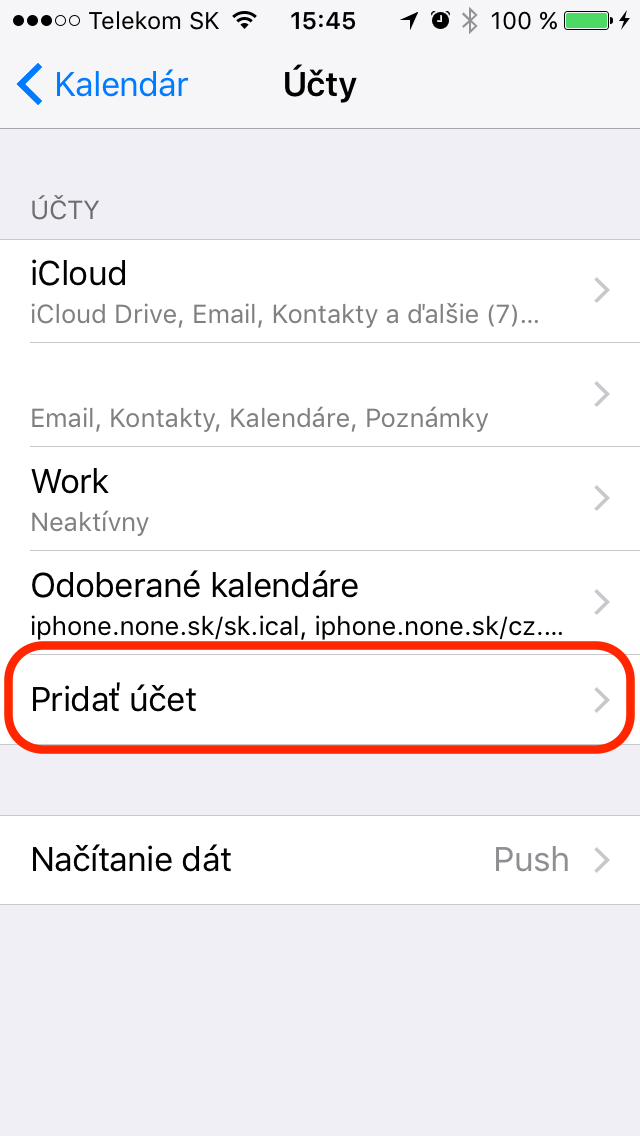 Zoznam účtov v iPhone s tlačidlom Pridať účet